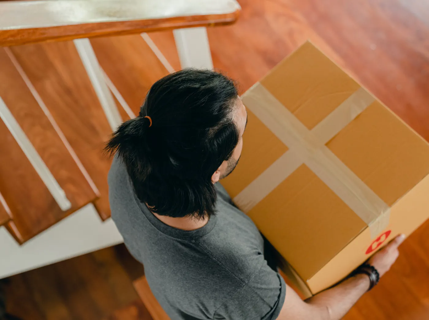 Een verhuisdoos wordt door het trappenhuis naar beneden gedragen tijdens een woningontruiming