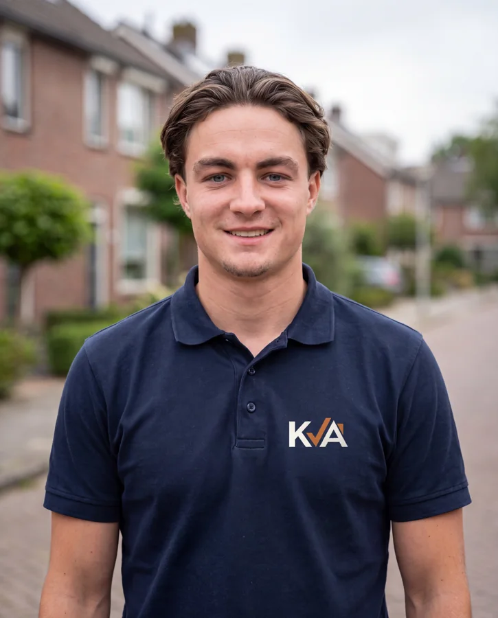Portret van een van de oprichters van KVA Ontruimingen in donkerblauwe werkpolo, buiten in een woonwijk